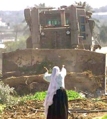 Bulldozer israeliano alla distruzione di campi